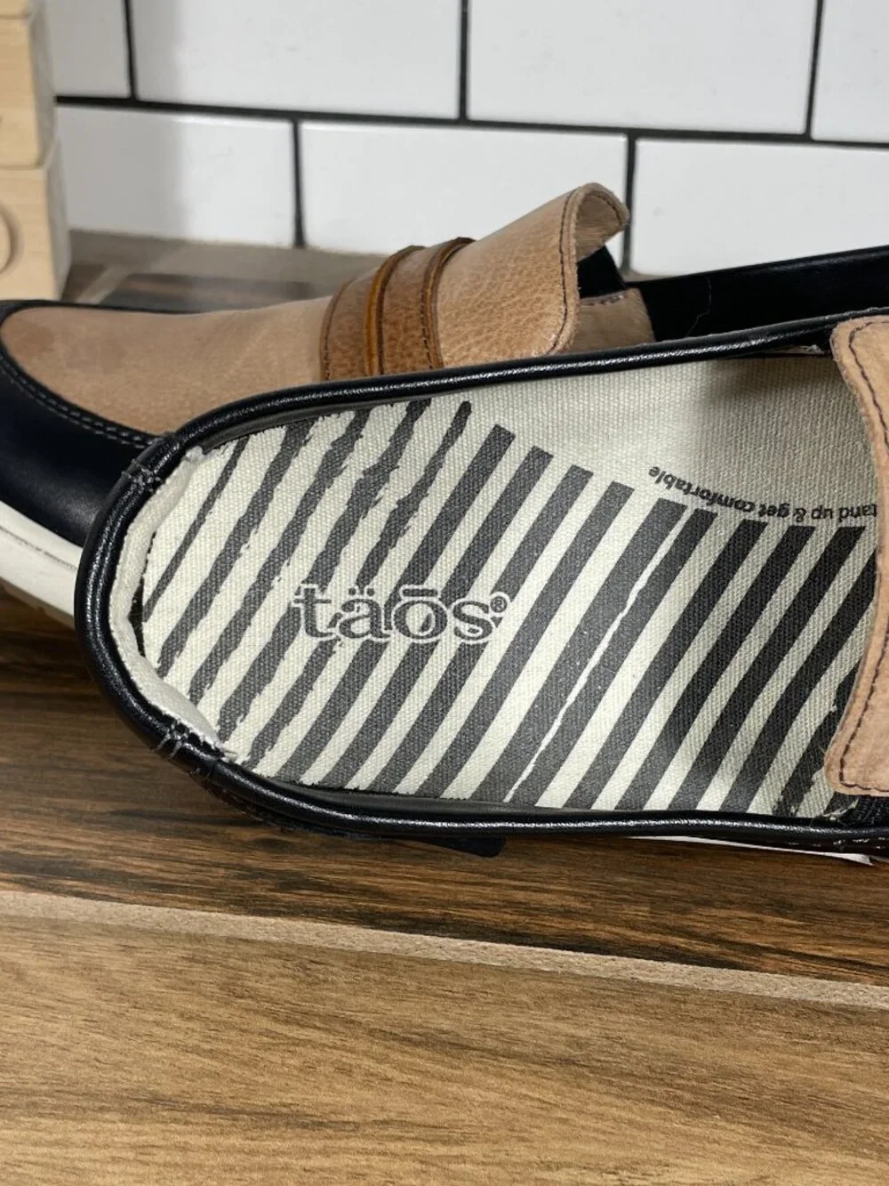 Taos Upward Shoes Womens Size 8 Black Tan Leather Slip On Comfort Loafers